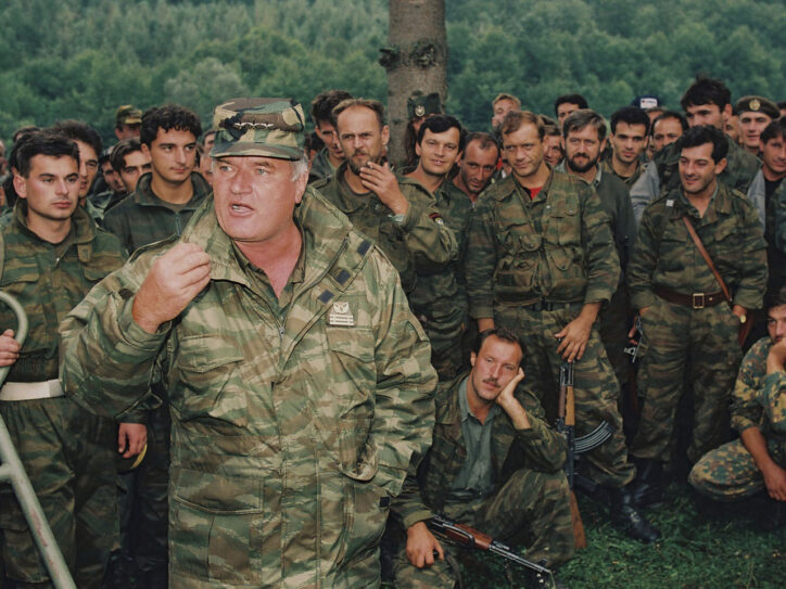 Ratko Mladić drži govor u blizini Cazina, u septembru 1994.