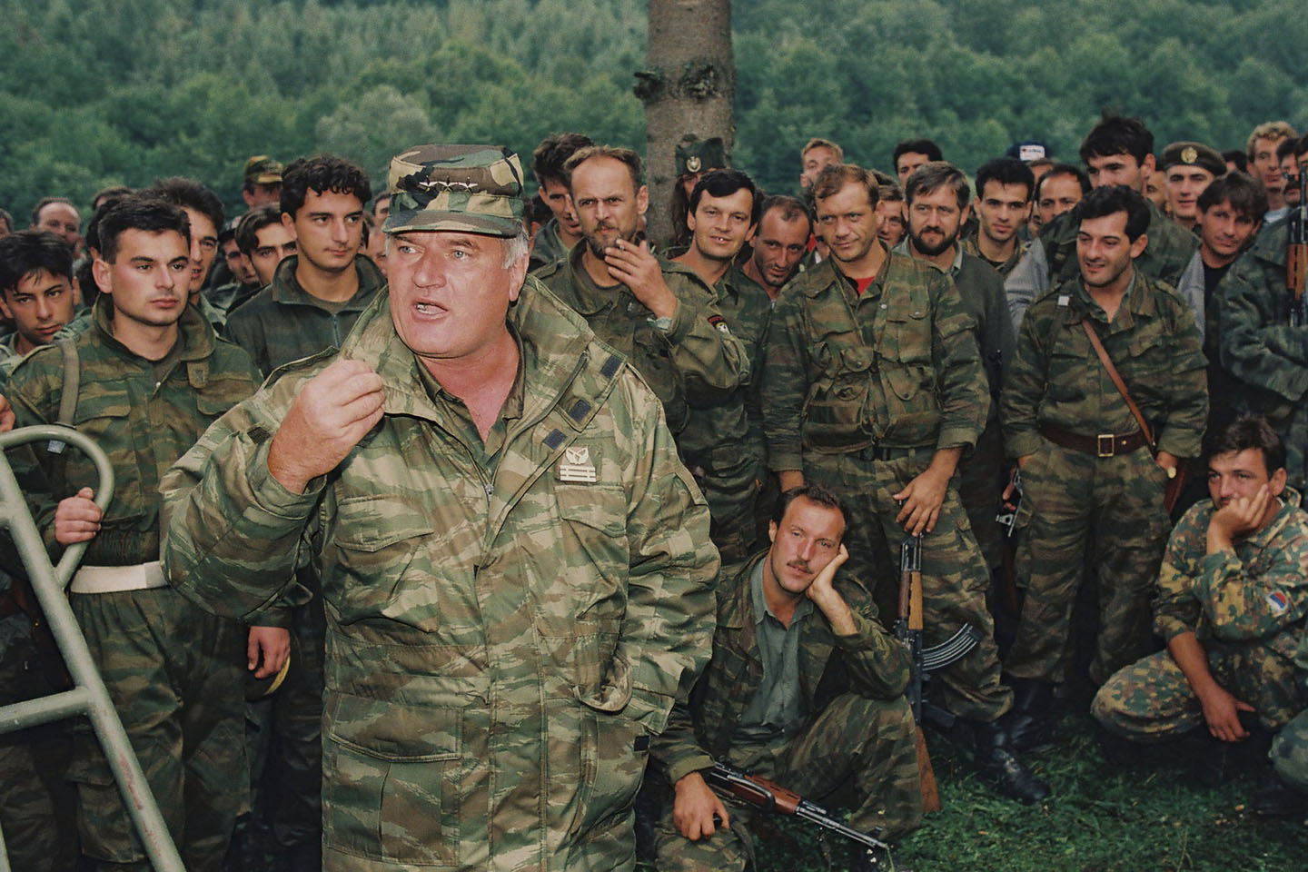 Ratko Mladić drži govor u blizini Cazina, u septembru 1994.