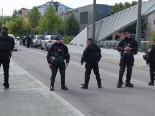 Pripadnici Kfora na mostu na Ibru u Kosovskoj Mitrovici