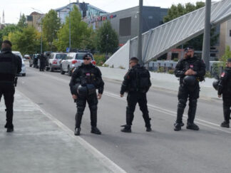 Pripadnici Kfora na mostu na Ibru u Kosovskoj Mitrovici