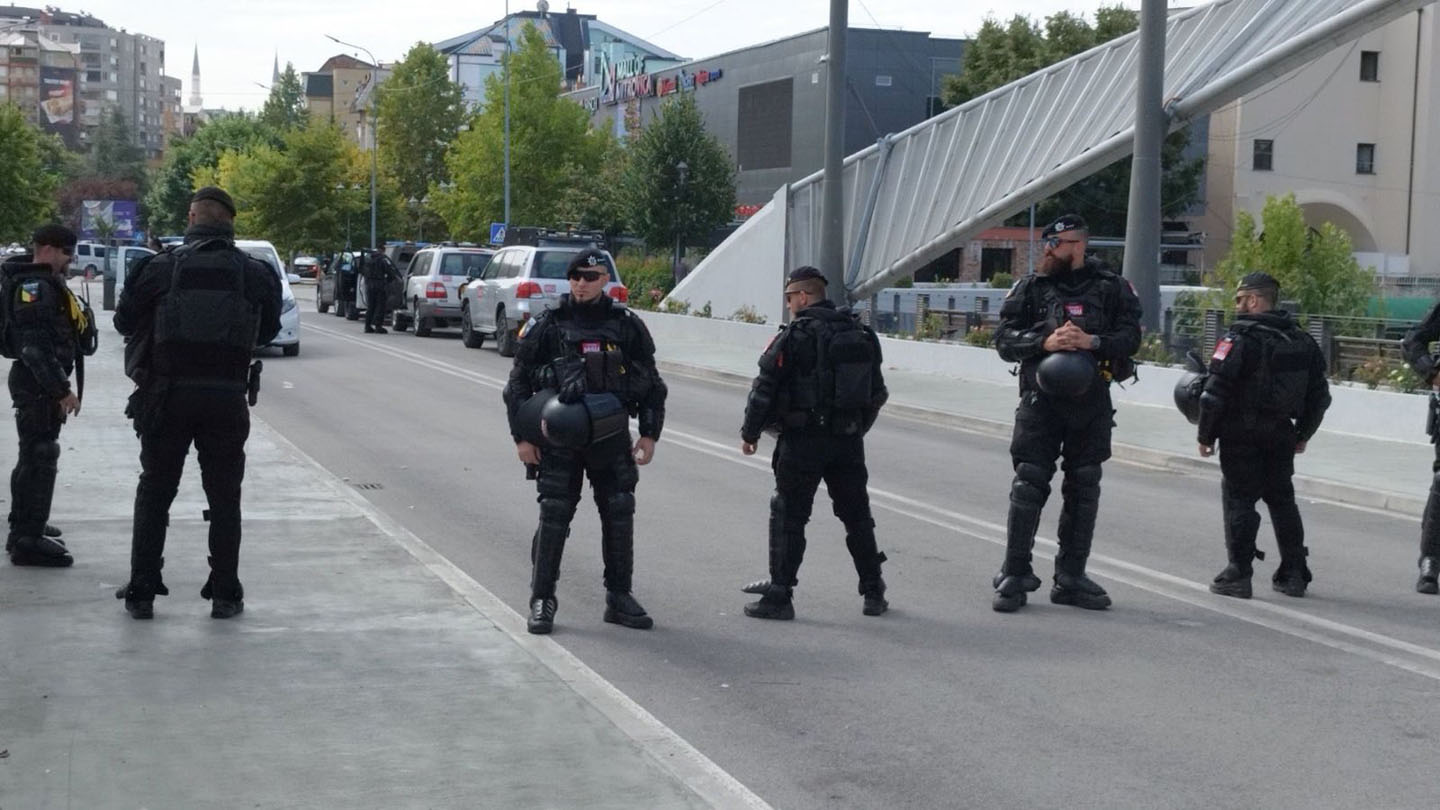 Pripadnici Kfora na mostu na Ibru u Kosovskoj Mitrovici