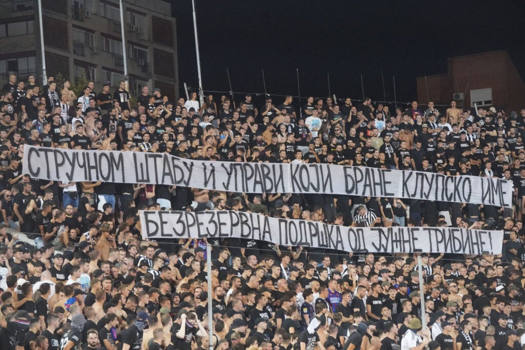 Navijači Partizana istakli transparent podrške upravi i treneru. „Stručnom štabu i upravi koja brani klupsko ime, bezrezervna podrška Južne tribine“.
