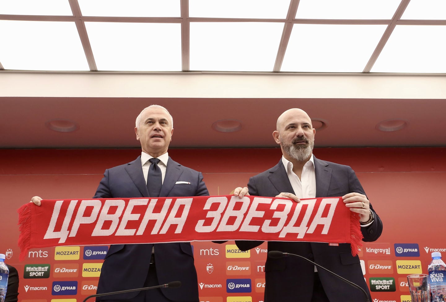 Zvezdan Terzić i Dejan Stanković drže šal na promociji u trenera