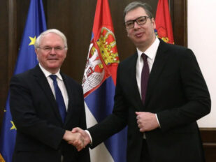 Kristofer Hil i Aleksandar Vučić i zastave