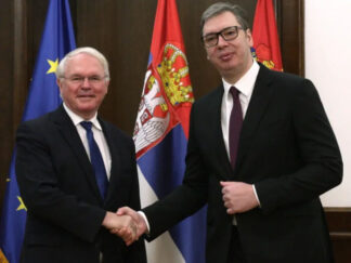 Kristofer Hil i Aleksandar Vučić i zastave