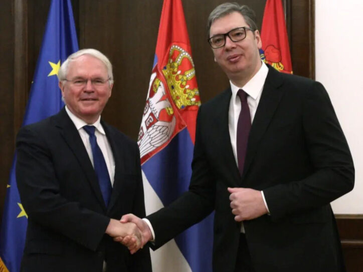 Kristofer Hil i Aleksandar Vučić i zastave