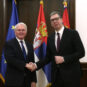 Kristofer Hil i Aleksandar Vučić i zastave