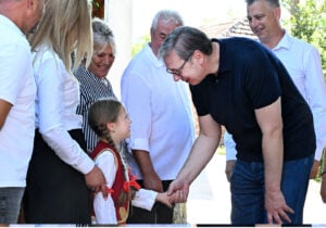 Vučić u pešačkoj kampanji: „Mečka Božana“ u pohodu na srca birača