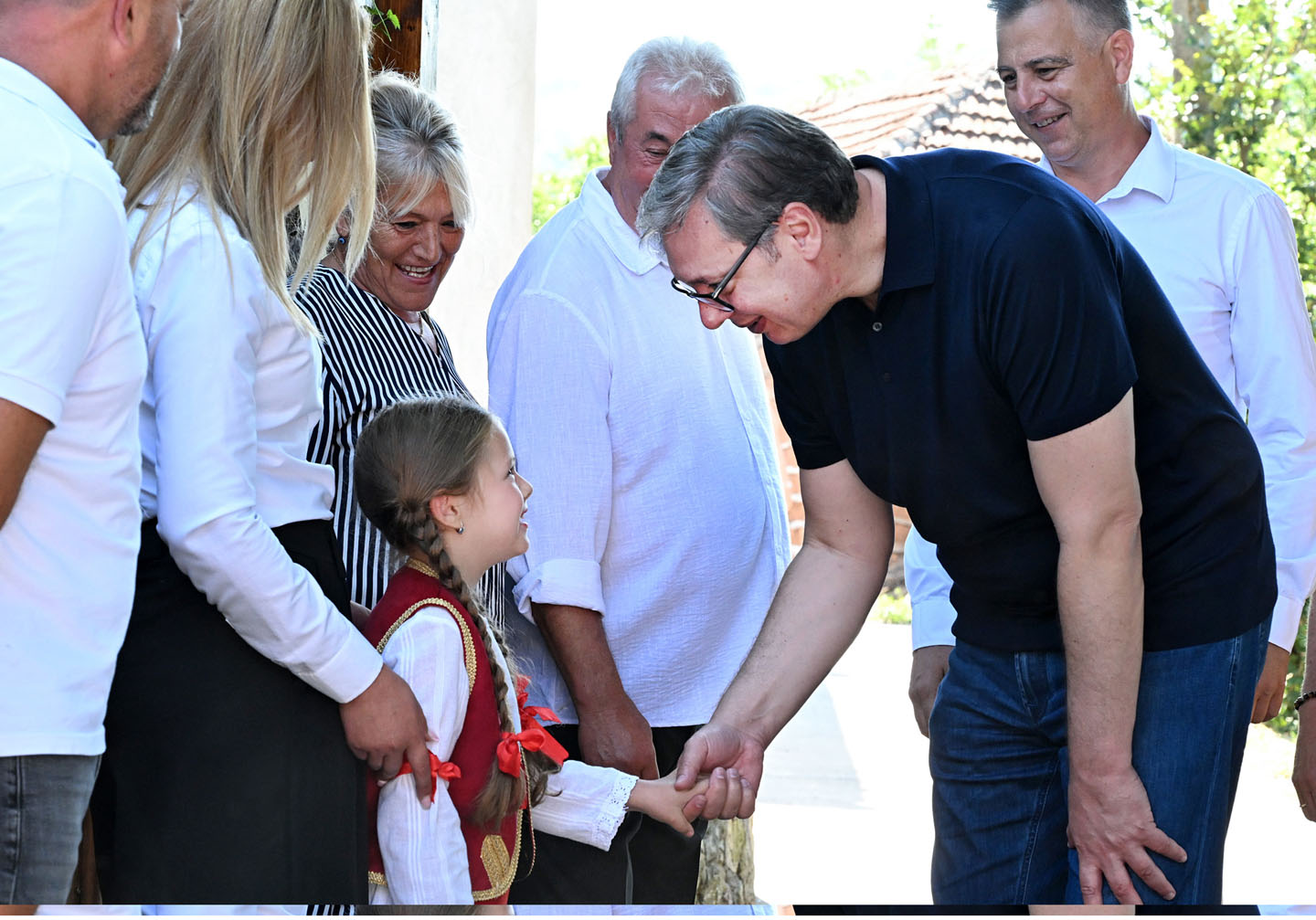 Aleksandar Vučić pred kamerama u predizbornoj kampanji priča sa devojčicom