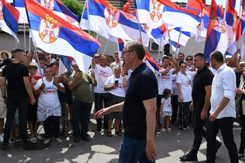 Aleksandar Vučić i narod sa srpskim zastavama