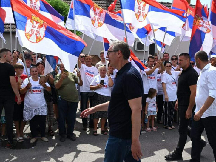 Aleksandar Vučić i narod sa srpskim zastavama