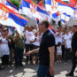 Aleksandar Vučić i narod sa srpskim zastavama