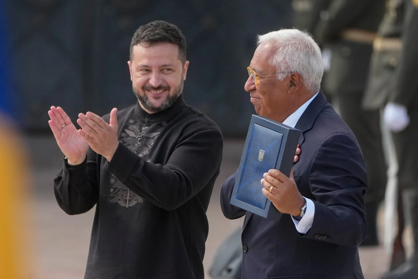 Ukrajinski predsednik Volodimir Zelenski predaje državnu nagradu Ukrajine predsedniku Evropskog saveta Antoniju Kosti tokom komemorativne ceremonije u Kijevu
