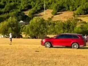 Najmanje tri osobe povređene su kada se čovek zaleteo automobilom u publiku na konjičkim trkama kod Bileće