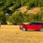 Najmanje tri osobe povređene su kada se čovek zaleteo automobilom u publiku na konjičkim trkama kod Bileće