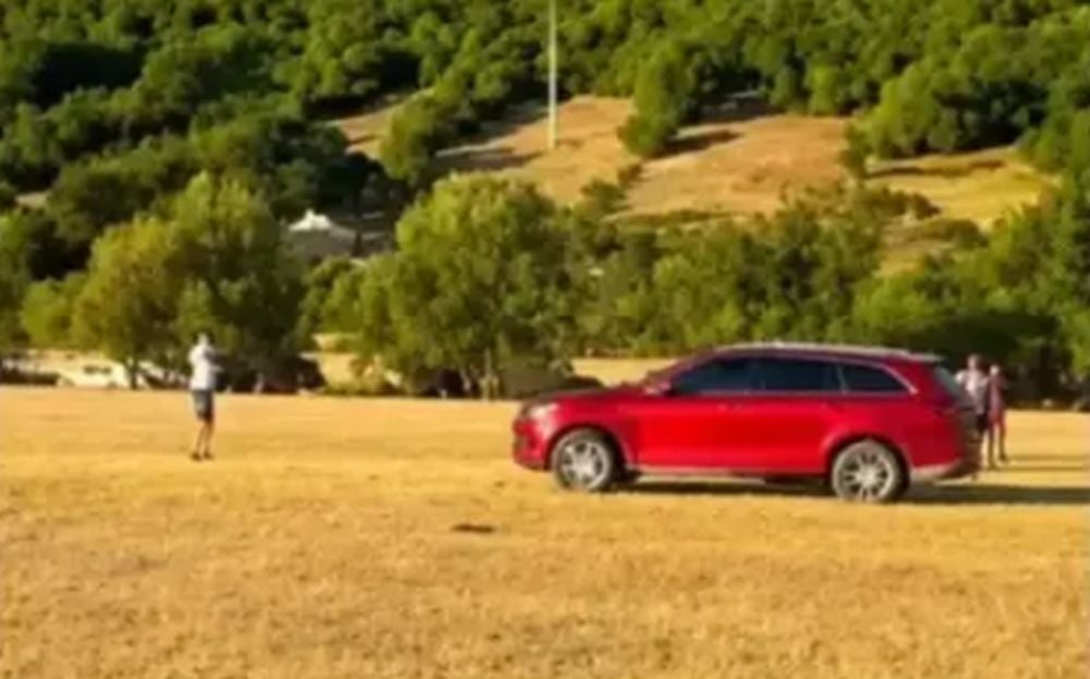 Najmanje tri osobe povređene su kada se čovek zaleteo automobilom u publiku na konjičkim trkama kod Bileće