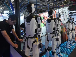 Humanoidni roboti na AI konferenciji u Šangaju, u julu 2026.