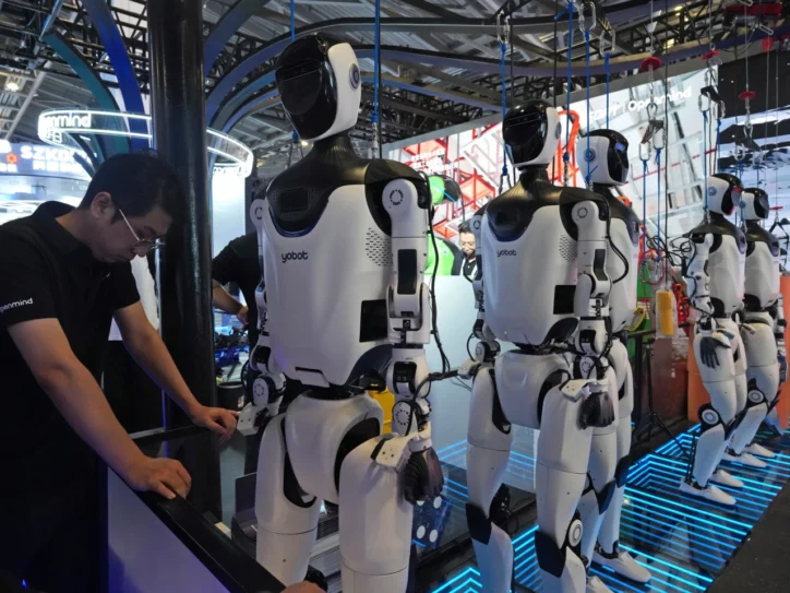 Humanoidni roboti na AI konferenciji u Šangaju, u julu 2026.