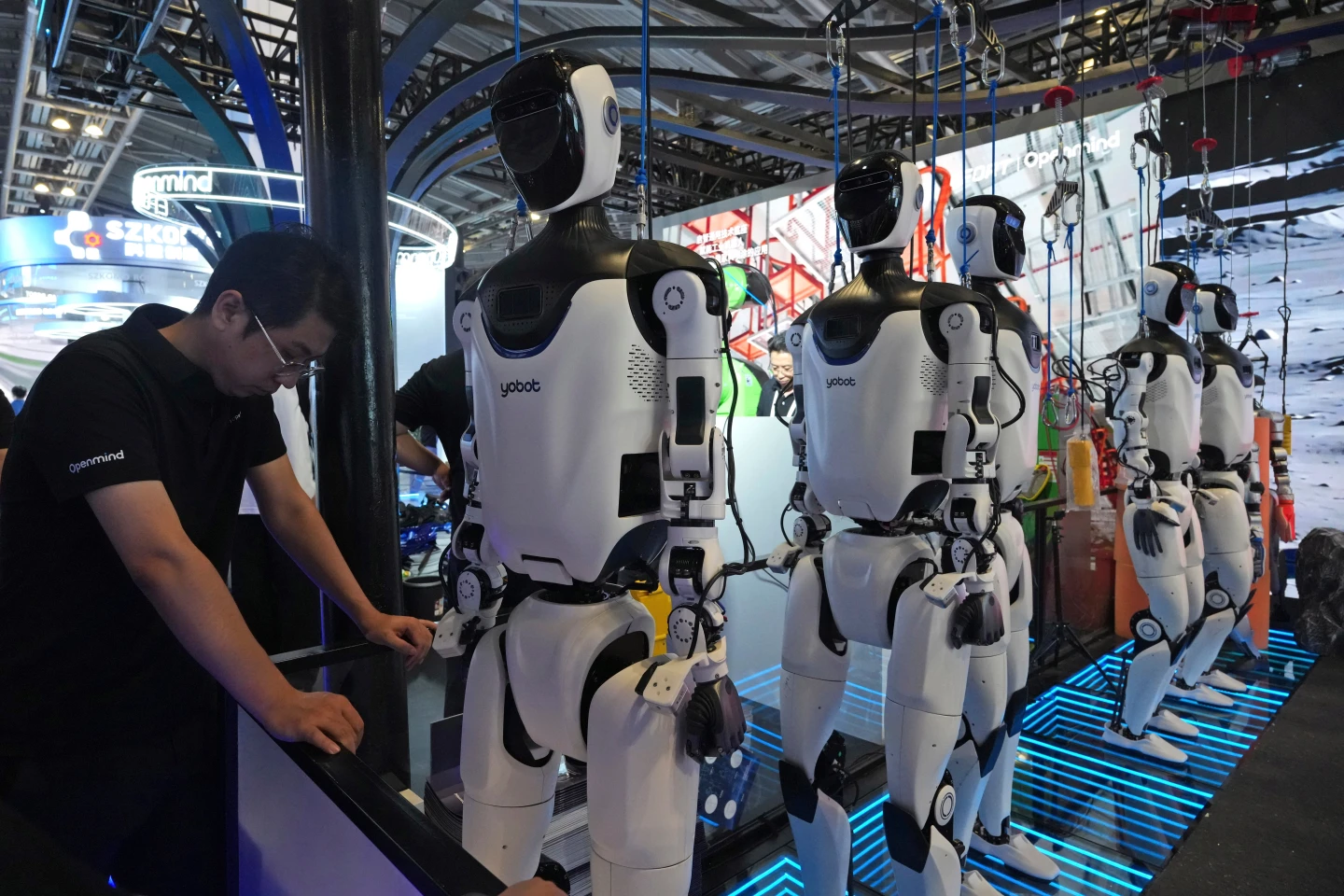 Humanoidni roboti na AI konferenciji u Šangaju, u julu 2026.