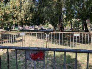 Pionirski park ograđen je duplom metalnom ogradom, te građani nemaju pristup
