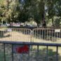 Pionirski park ograđen je duplom metalnom ogradom, te građani nemaju pristup