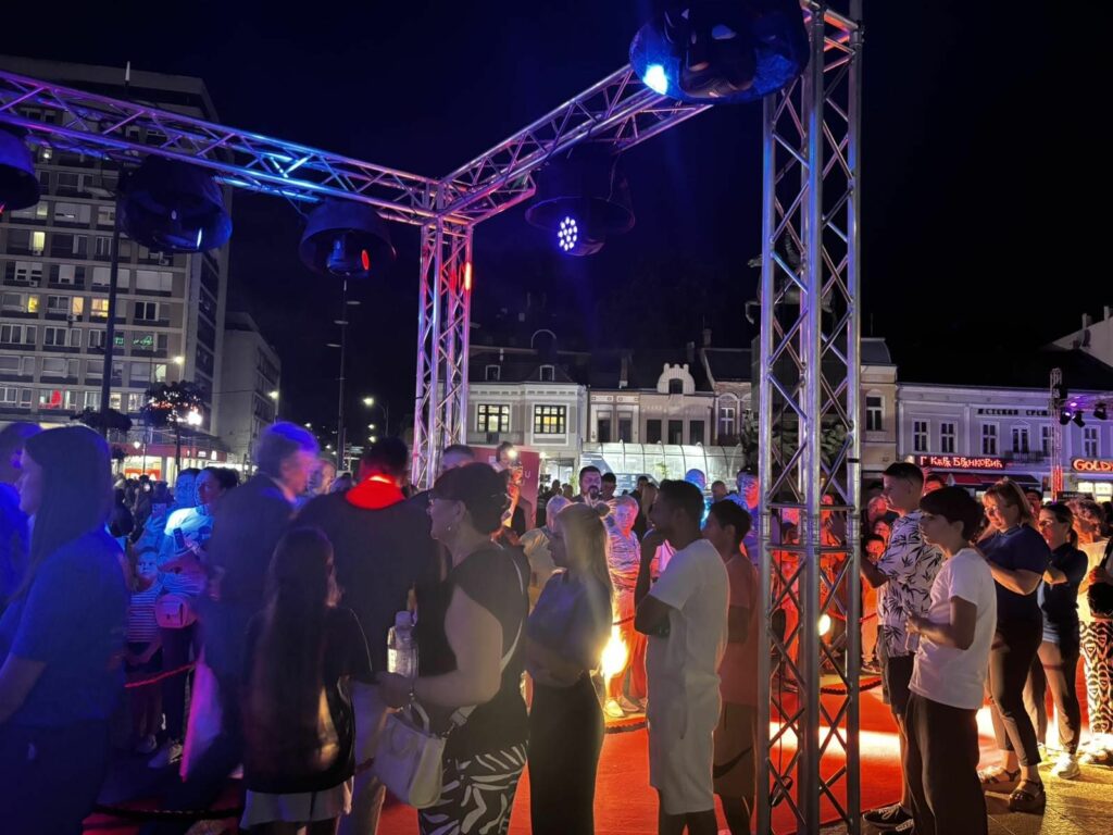 Masa oko crvenog tepiha