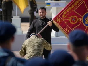 Ukrajinski predsednik Volodimir Zelenski predaje zastavu vojne jedinice tokom ceremonije povodom Dana nezavisnosti Ukrajine u Kijevu