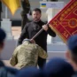 Ukrajinski predsednik Volodimir Zelenski predaje zastavu vojne jedinice tokom ceremonije povodom Dana nezavisnosti Ukrajine u Kijevu