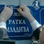 Aleksandar Vučić lepi plakat sa natpisom 