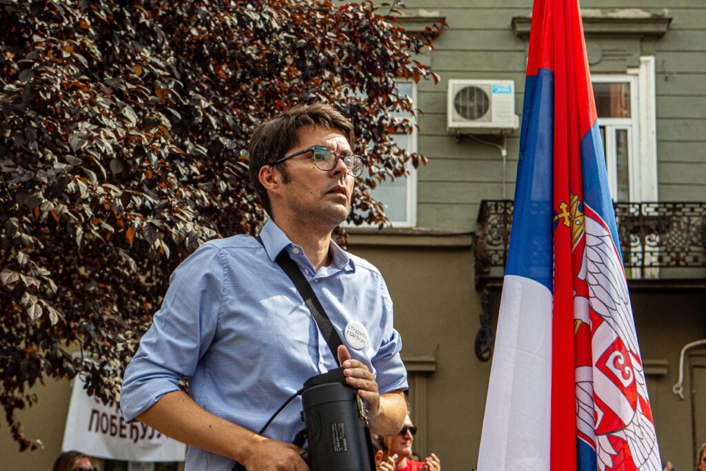 Slobodan Bubnjević sa megafonom na studentskom protestu