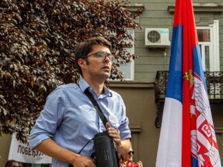 Slobodan Bubnjević sa megafonom na studentskom protestu