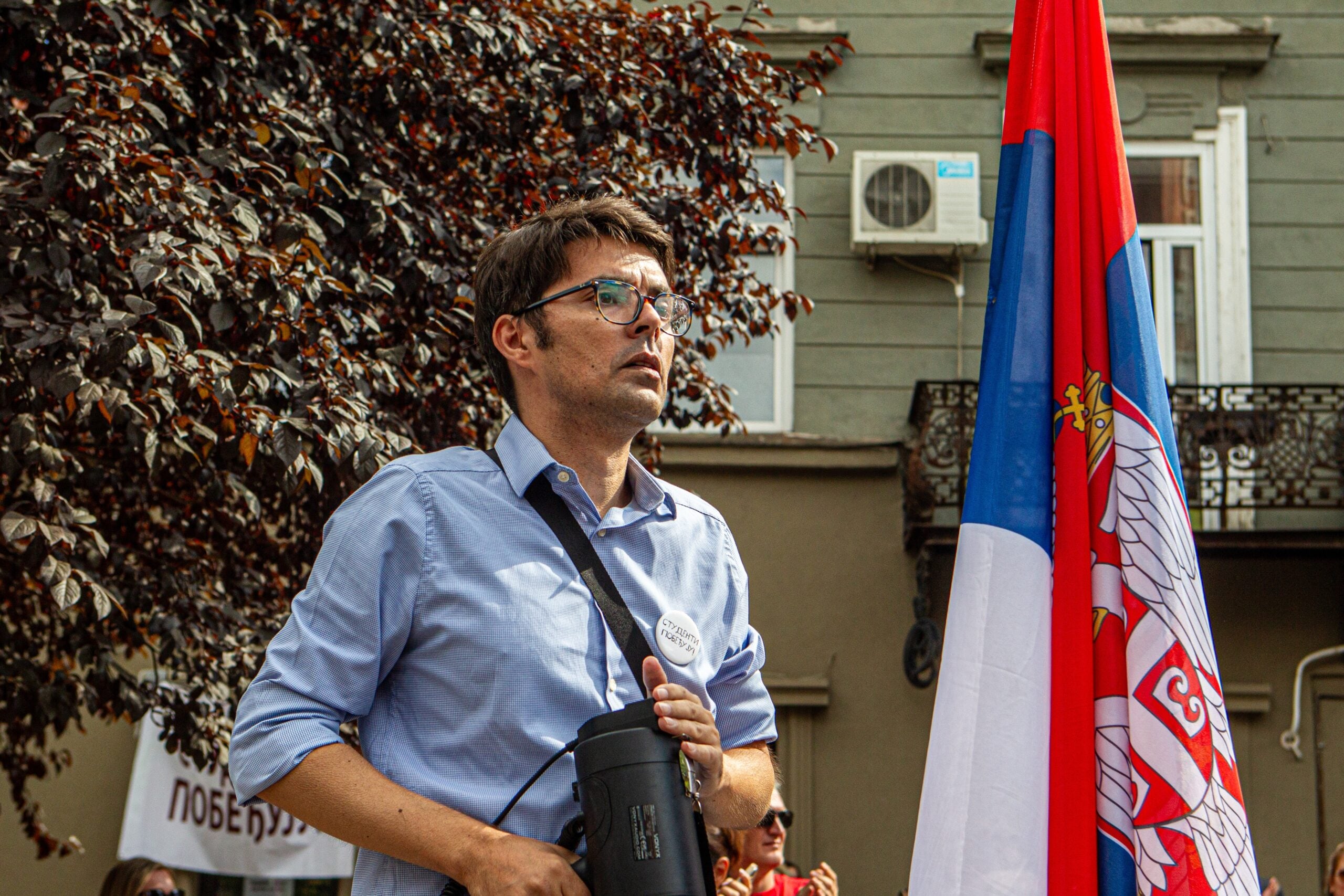 Slobodan Bubnjević sa megafonom na studentskom protestu