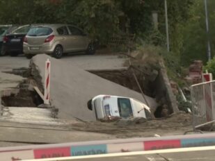 Obrušen potporni zid na gradilištu