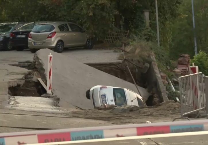 Obrušen potporni zid na gradilištu