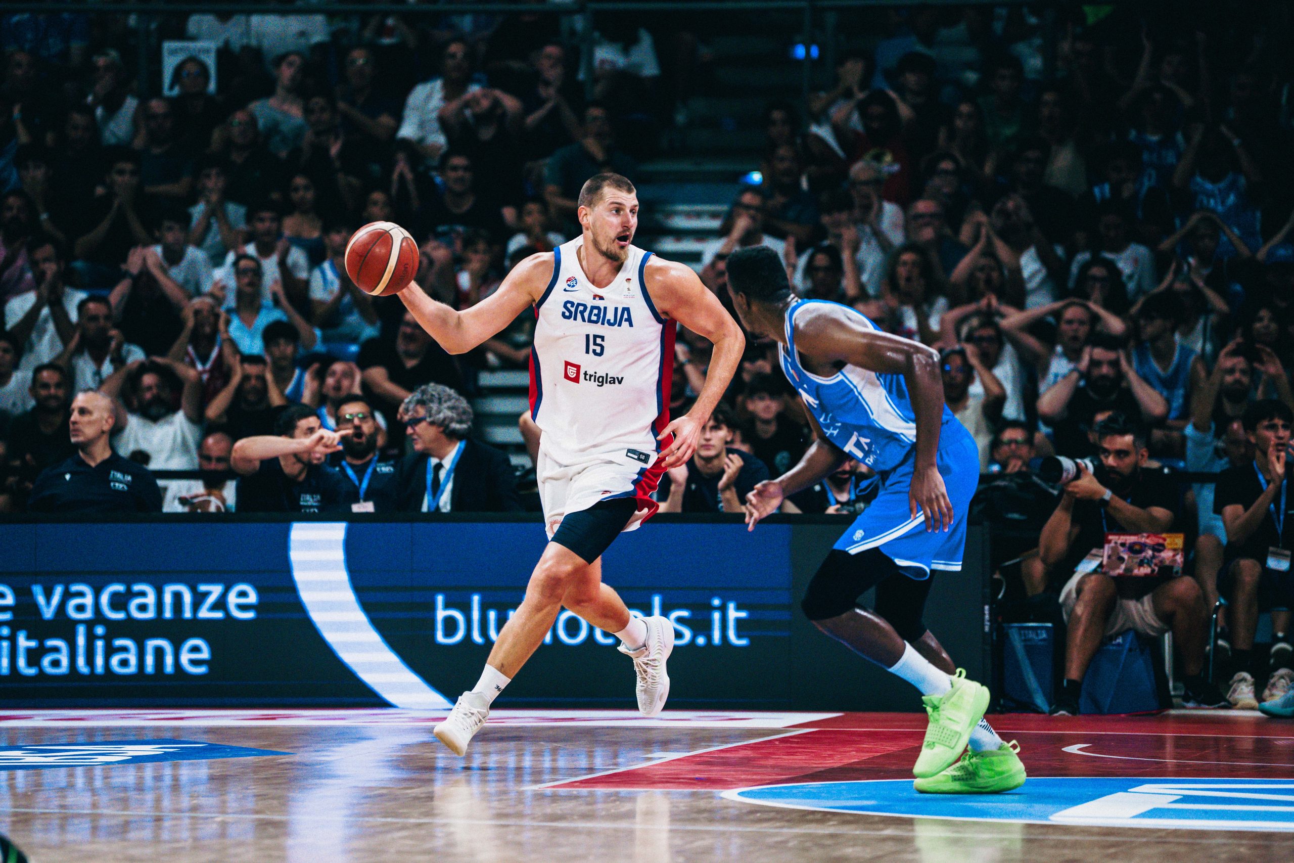Nikola Jokić kapiten Srbije napada koš Italije, Srbija Italija kvalifikacije za Svetsko prvenstvo