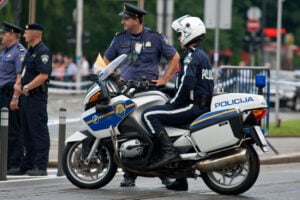 Hrvat pokazao srednji prst kameri – i policija se uvredila