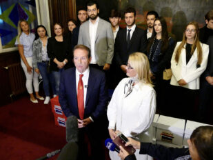 Stranka Pokret snaga Srbije – Bogoljub Karić predala je Republičkoj izbornoj komisiji izbornu listu za parlamentarne izbore, čiji je nosilac Bogoljub Karić