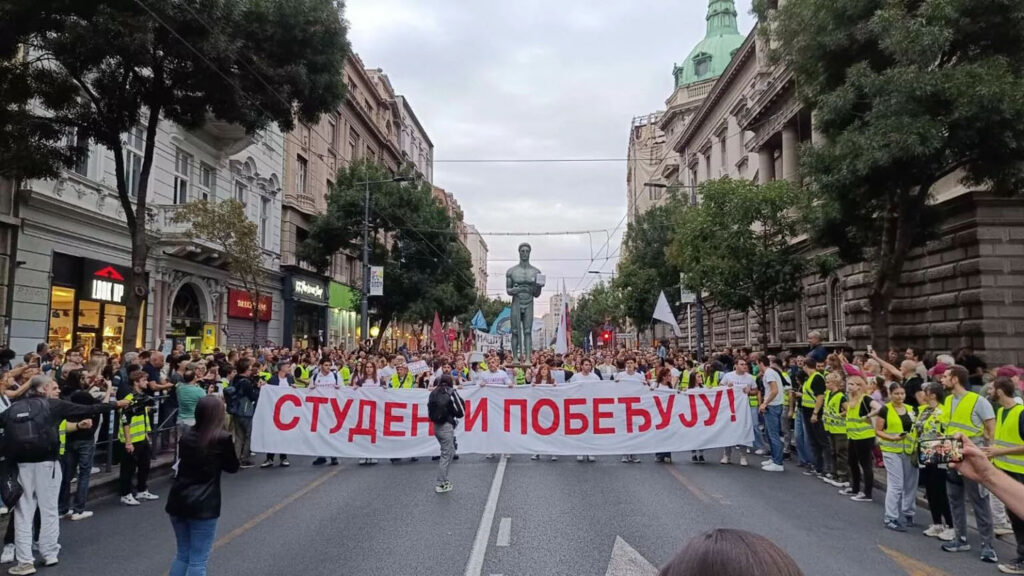 Studenti sa velikim transparentom Studenti pobeđuju
