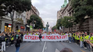 Studenti sa velikim transparentom Studenti pobeđuju