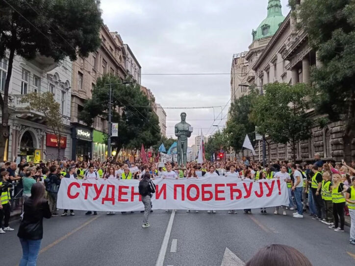 Studenti sa velikim transparentom Studenti pobeđuju
