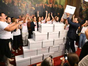 Studentska lista predaje potpise RIK-u
