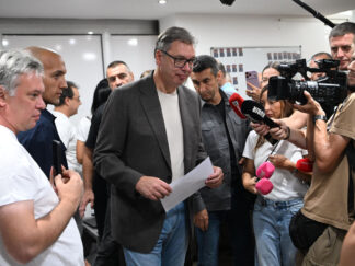 Aleksandar Vučić u Opštini Savske Venac prilikom overavanja potpisa za listu