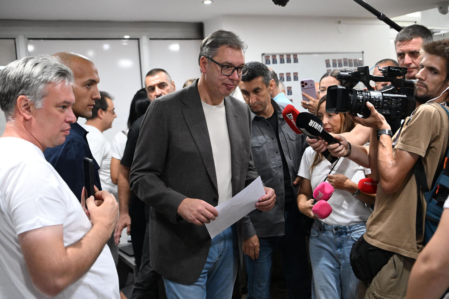 Aleksandar Vučić u Opštini Savske Venac prilikom overavanja potpisa za listu 