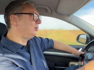 Vučić za volanom