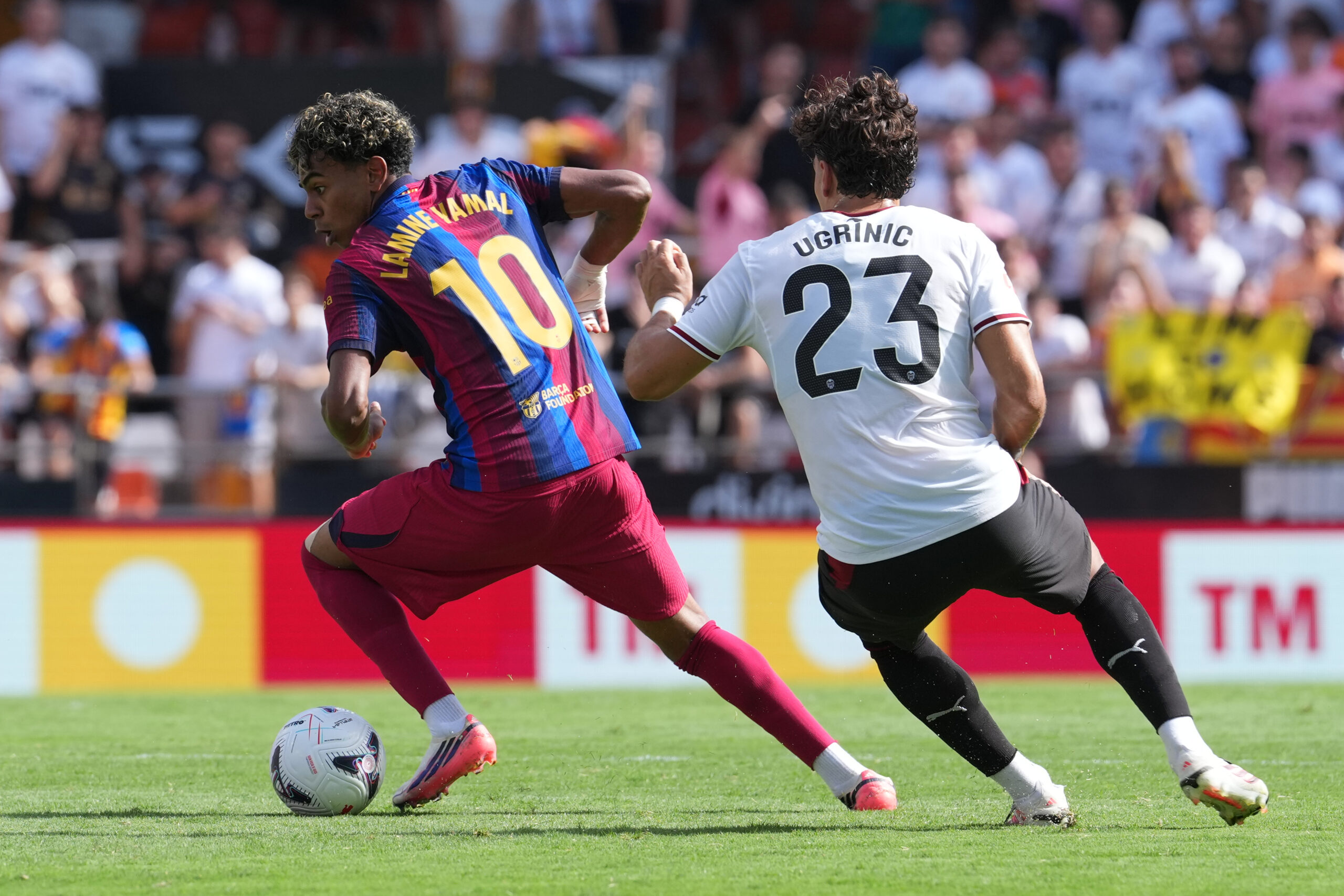 Lamin Jamal (Barselona) dribla protiv Valensije, LaLiga