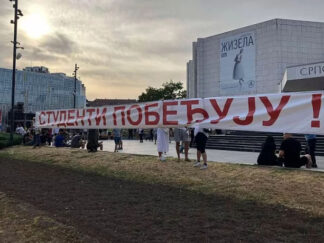 Veliki transparent Studenti pobeđuju isptred Srpskog narodnog pozorišta u Novom Sadu