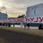 Veliki transparent Studenti pobeđuju isptred Srpskog narodnog pozorišta u Novom Sadu