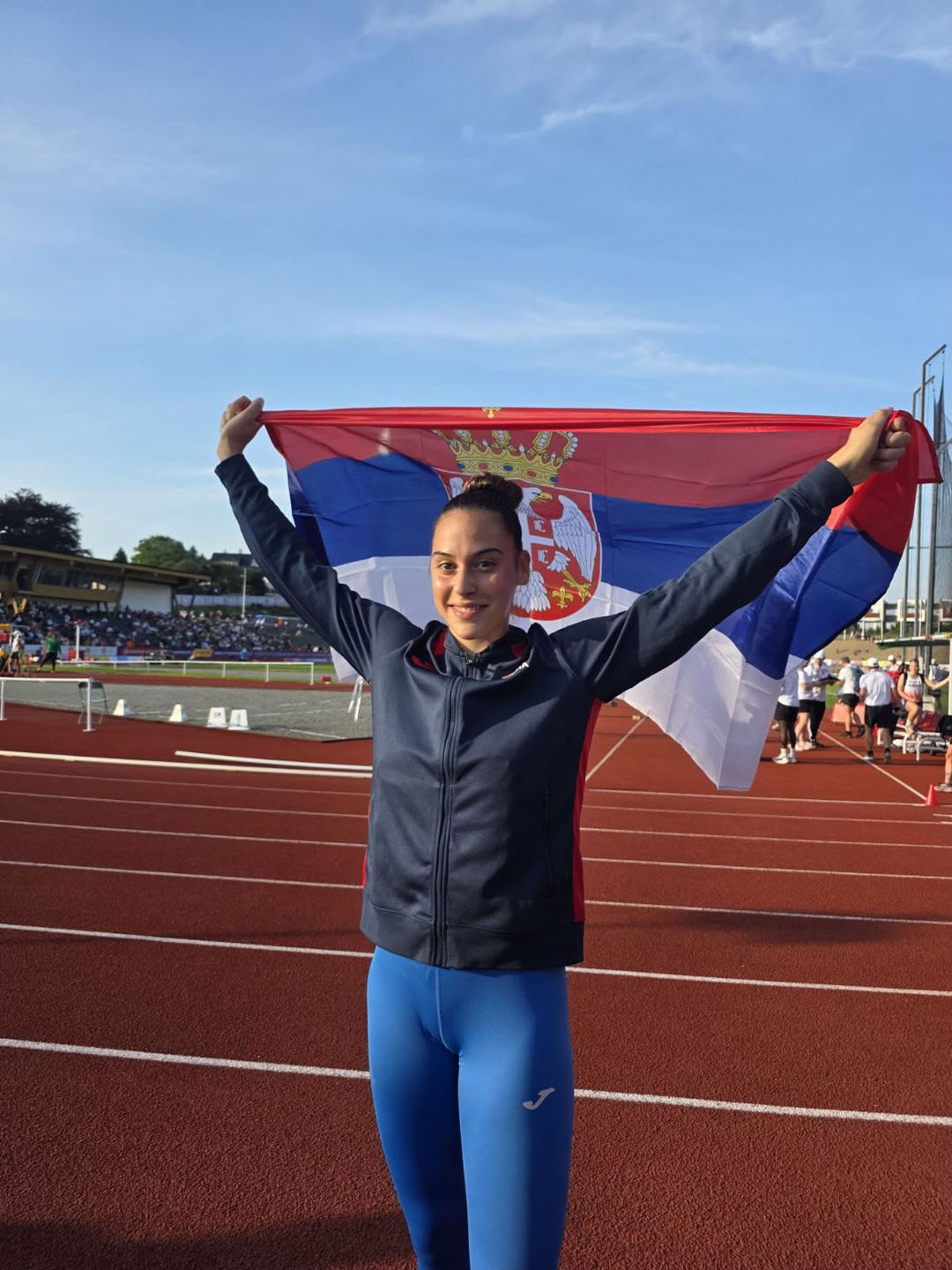 Atletičarka Andriana Vilagoš drži srpsku zastavu