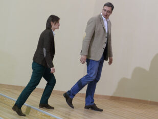 Ana Brnabić hoda iza Aleksandra Vučića