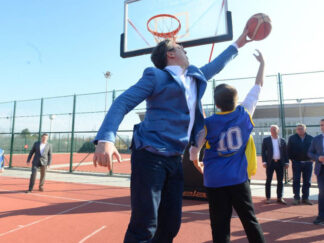 Aleksandar Vučić uspešno blokira šut jednog dečaka
